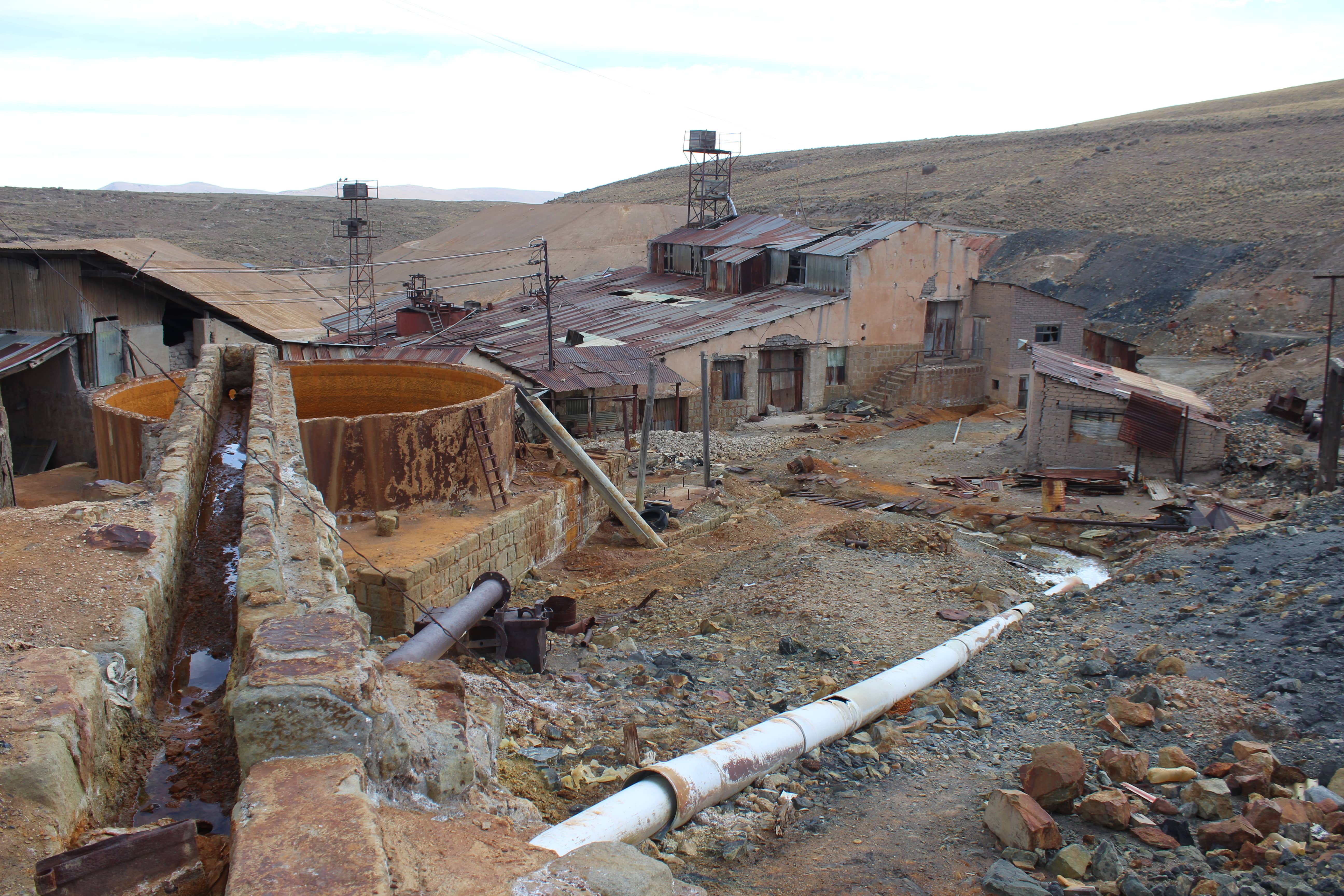 Salida de agua ácida en la superficie de las galerías de Japo (Oruro, Bolivia) © Silke Ronsse / CATAPA