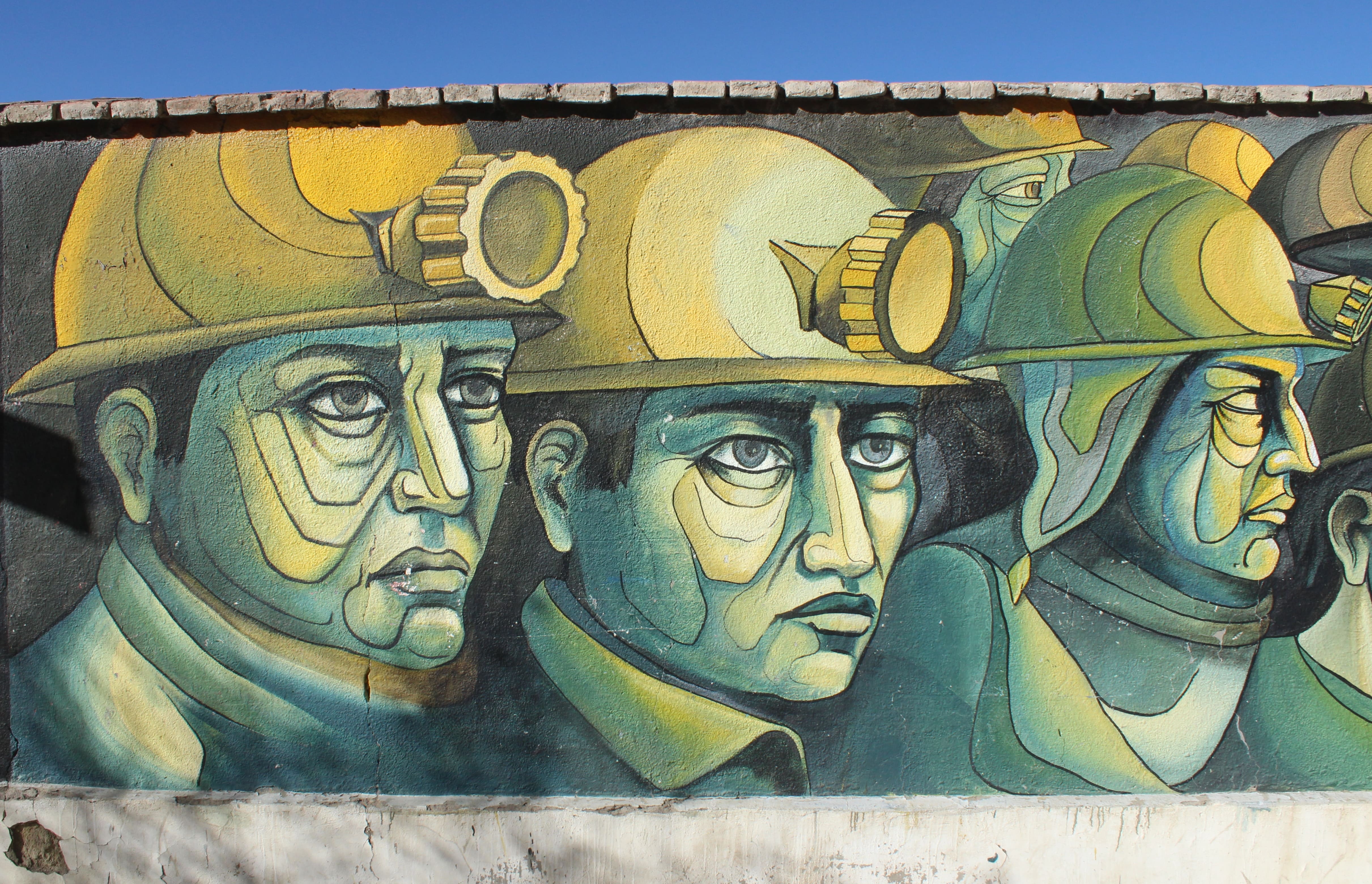 Pintura mural en las paredes de una antigua fundición de estaño en Oruro (Bolivia) © Silke Ronsse / CATAPA