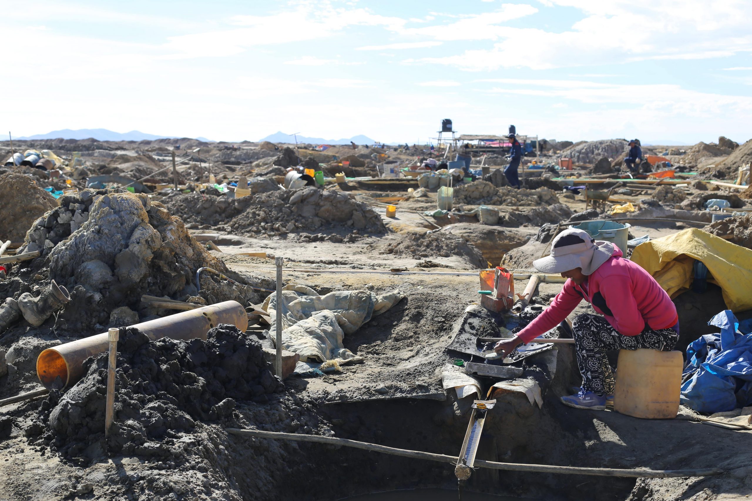Woman leaching tin from waste rock in Machacamarca (Oruro, Bolivia). © Isabella Szukits _ Südwind (1)-min