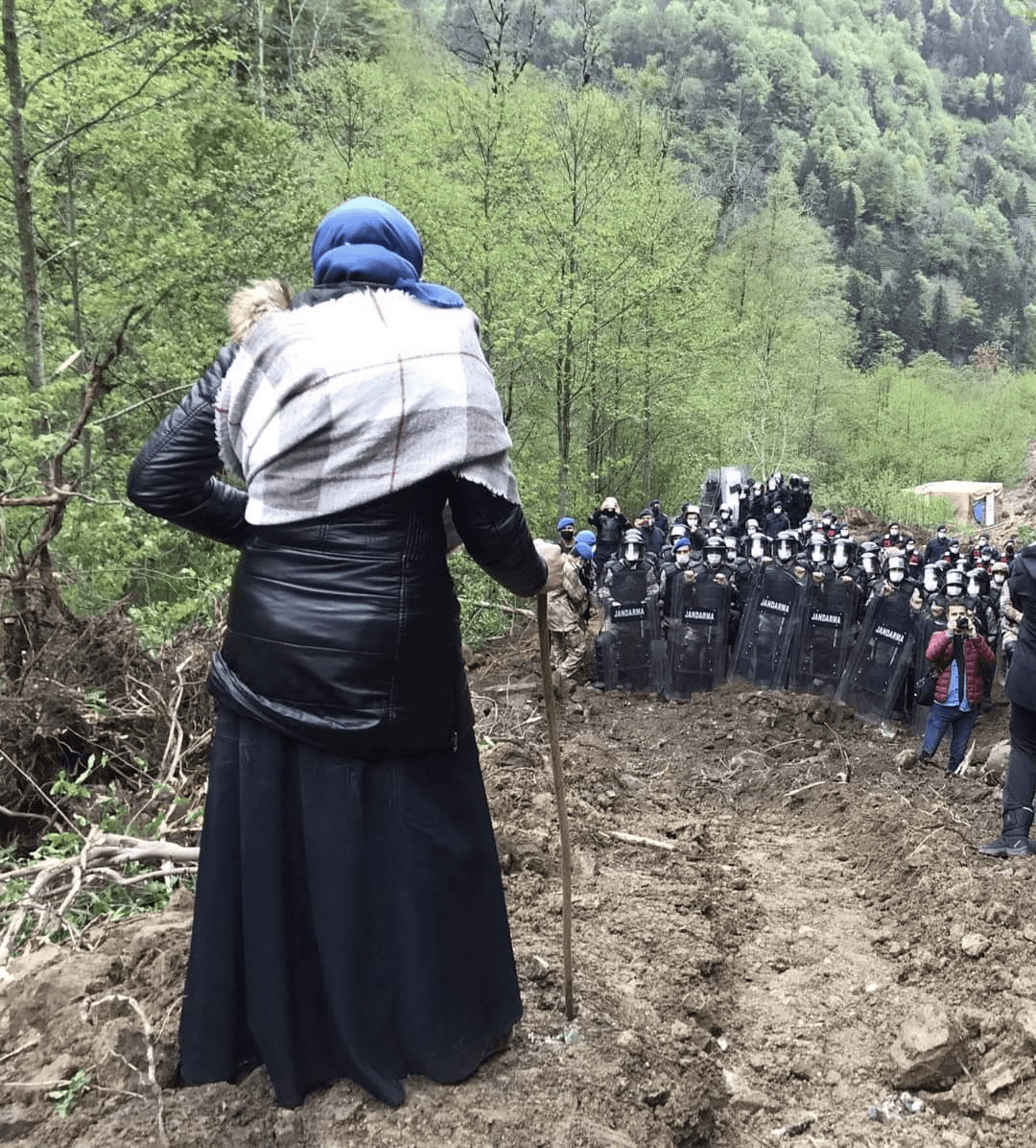 protester-mining-turkey Turkse vrouwe met wandelstok staat voor een politie barricade