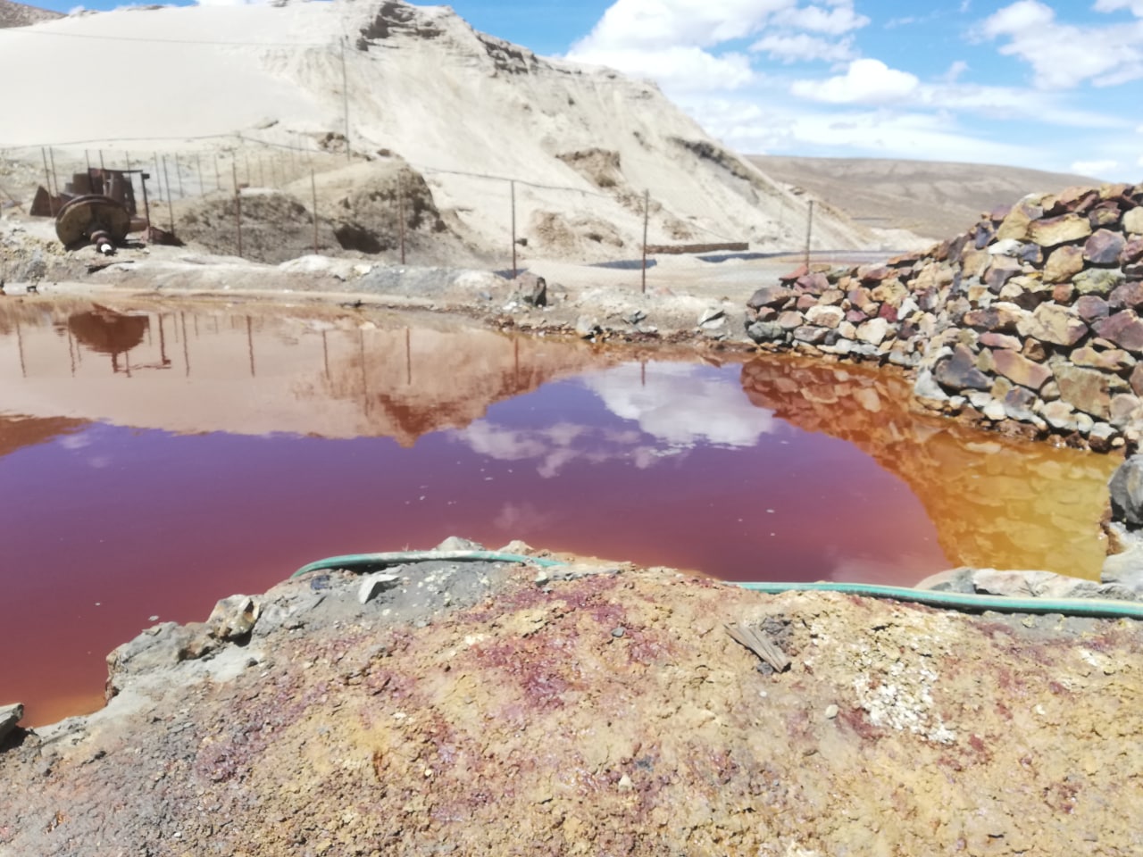 CISEP_Acidic waters and tailings dam without safety borders CISEP_Acidic waters and tailings dam without safety borders