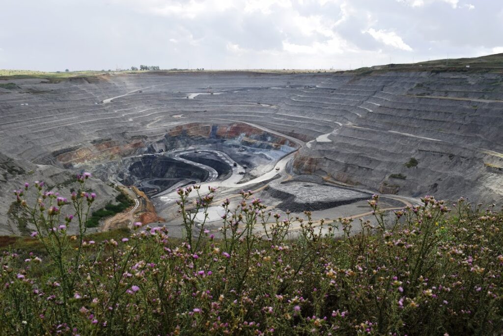 A MATERIALS WAR: UKRAINE AND THE RACE FOR RESOURCES